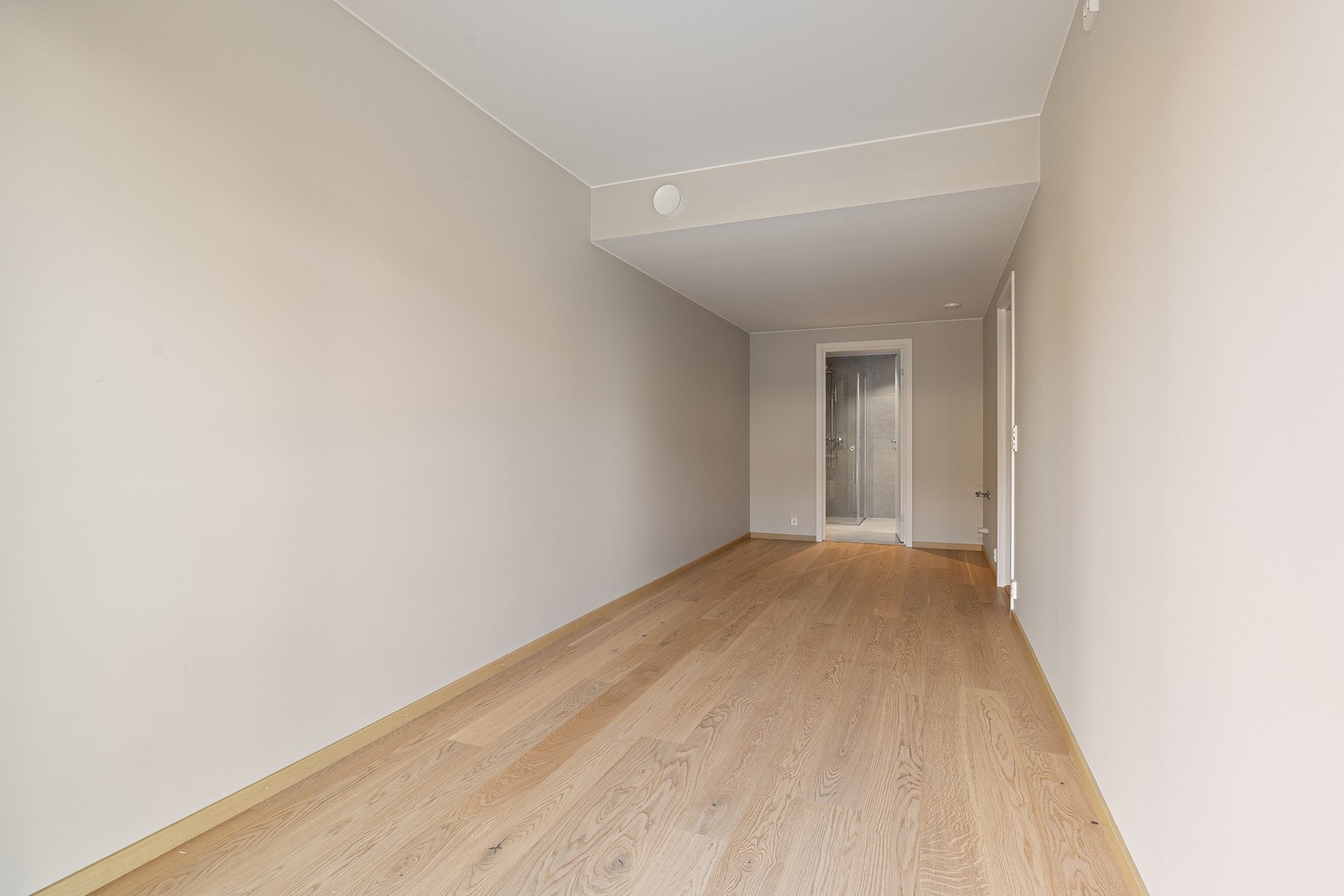 Her kan man ha en hybel bestående av eget bad, kjøkken og oppholdsrom. Det er lagt opp til vann og avløp til kjøkken, slik at man kan benytte rommet etter eget ønske. Galleribilde