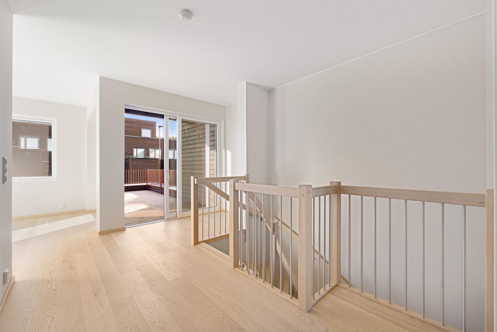I boligens toppetasje har man en egen loftstue, perfekt for barnefamilier med behov for flere soner. I tillegg finner man to soverom og ett bad her oppe. Galleribilde