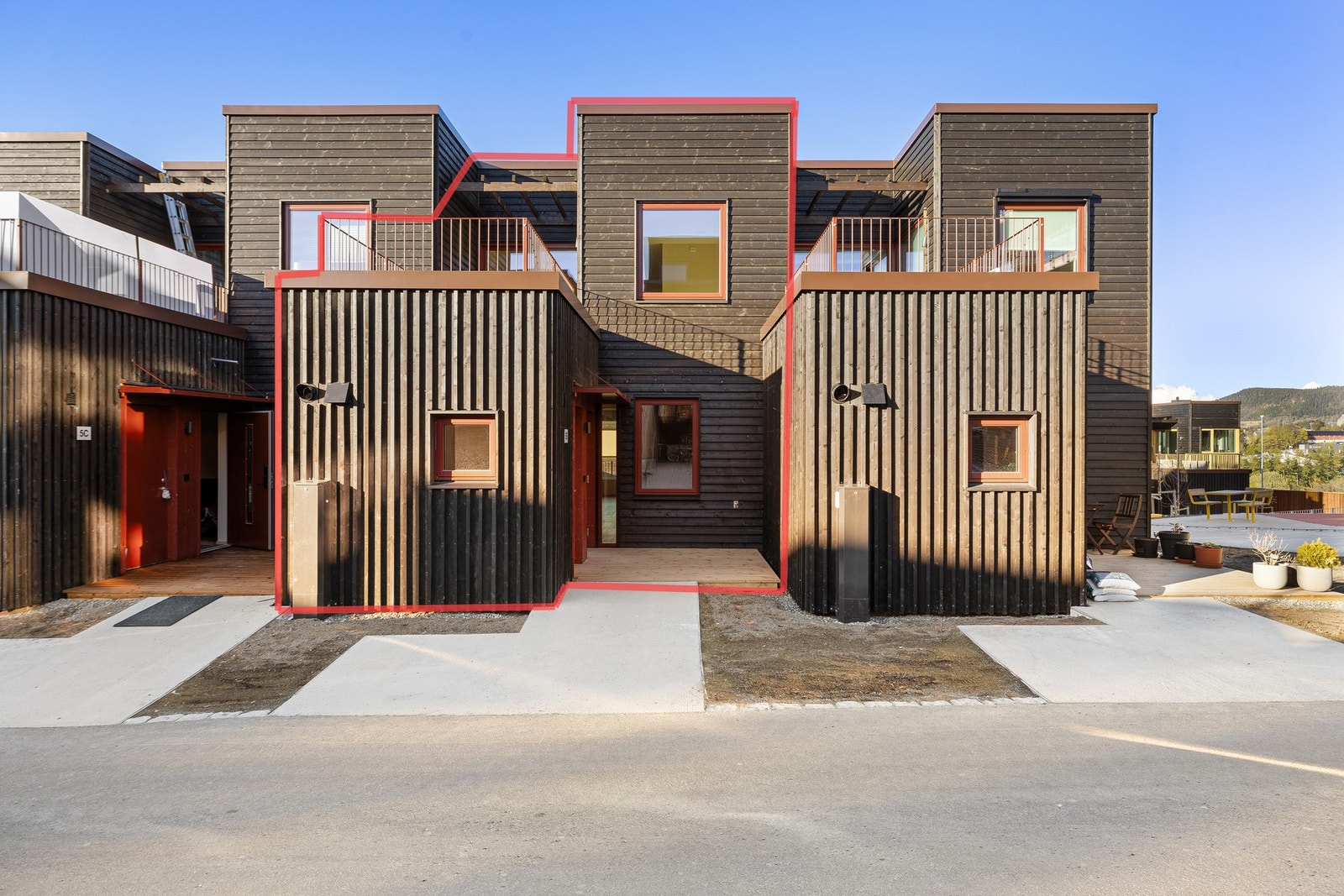 EiendomsMegler 1 ved Tara Fagerstad har gleden av å presentere et splitter nytt rekkehus med mulighet for uteleiedel på Overvik! Foto: Julian Nonstad v/Nonstad Foto Galleribilde