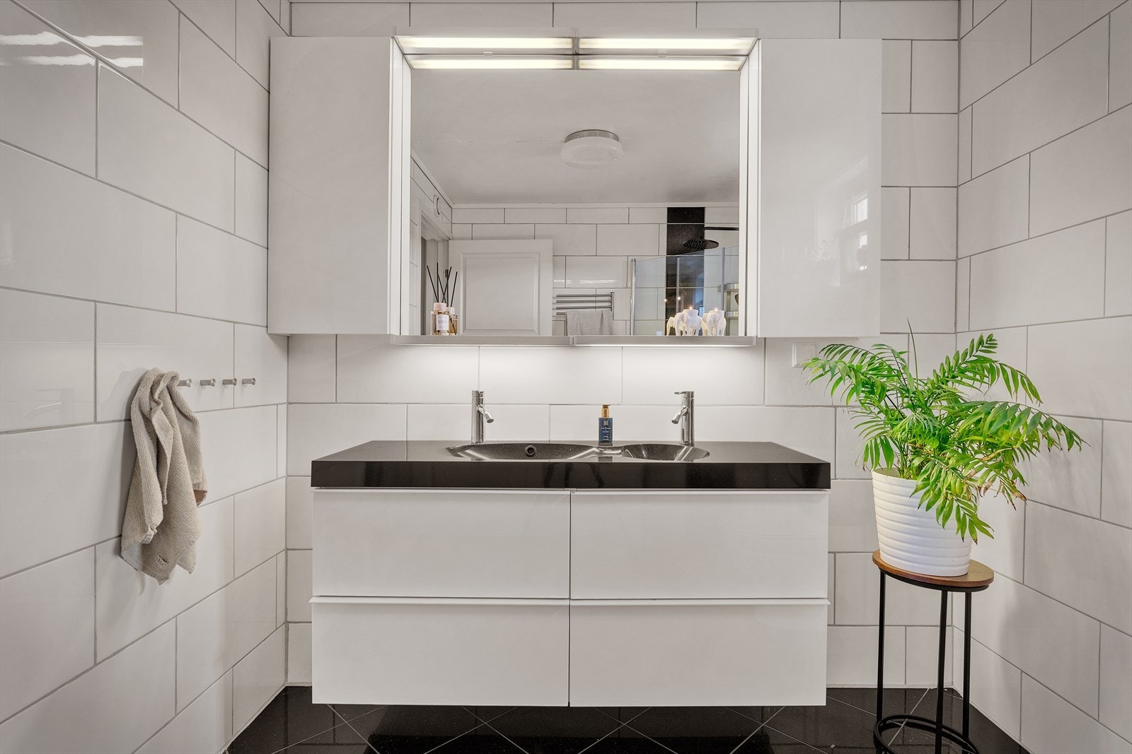 Pent flisbelagt bad Galleribilde