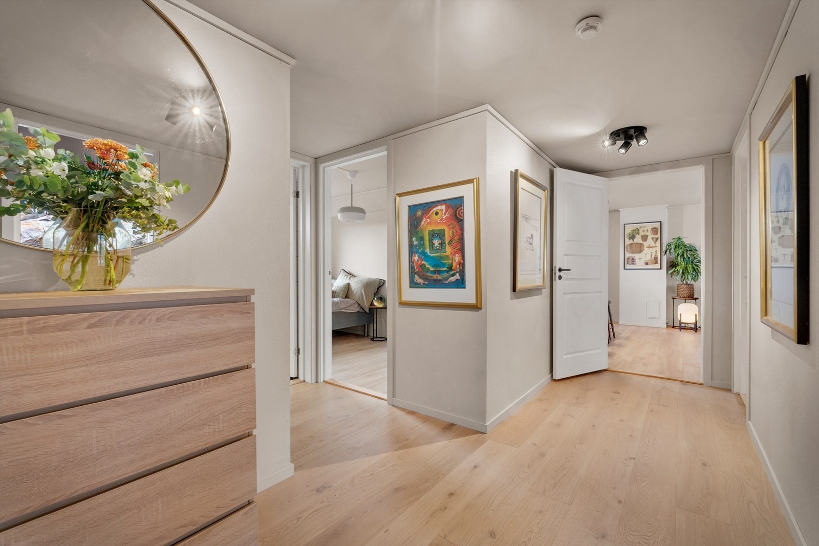 Romslig hall Galleribilde