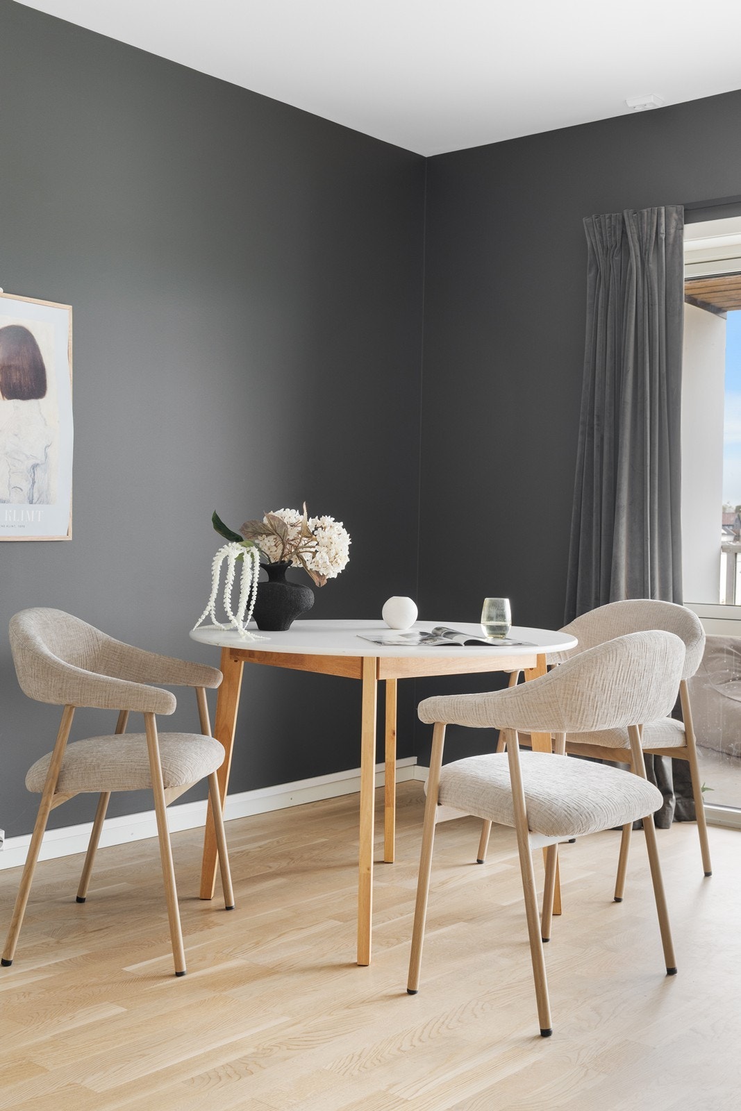 Naturlig plass til spisebord like ved kjøkken. Galleribilde