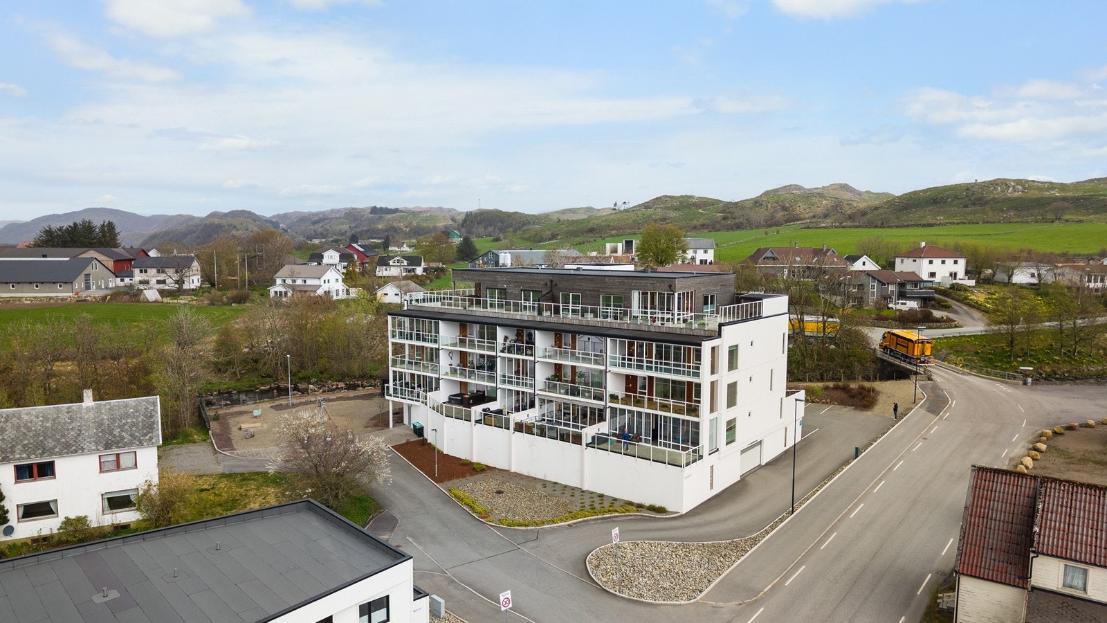 Leiligheten ligger i et velholdt og moderne leilighetskompleks. Galleribilde
