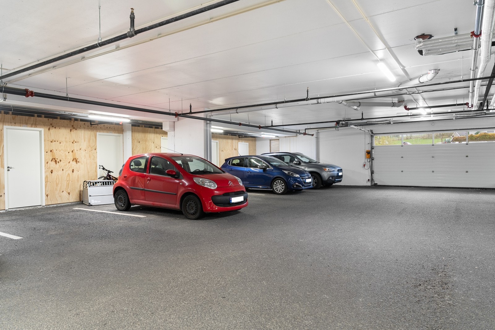 Parkering i felles garasjeanlegg med opplegg til elbillader. Galleribilde