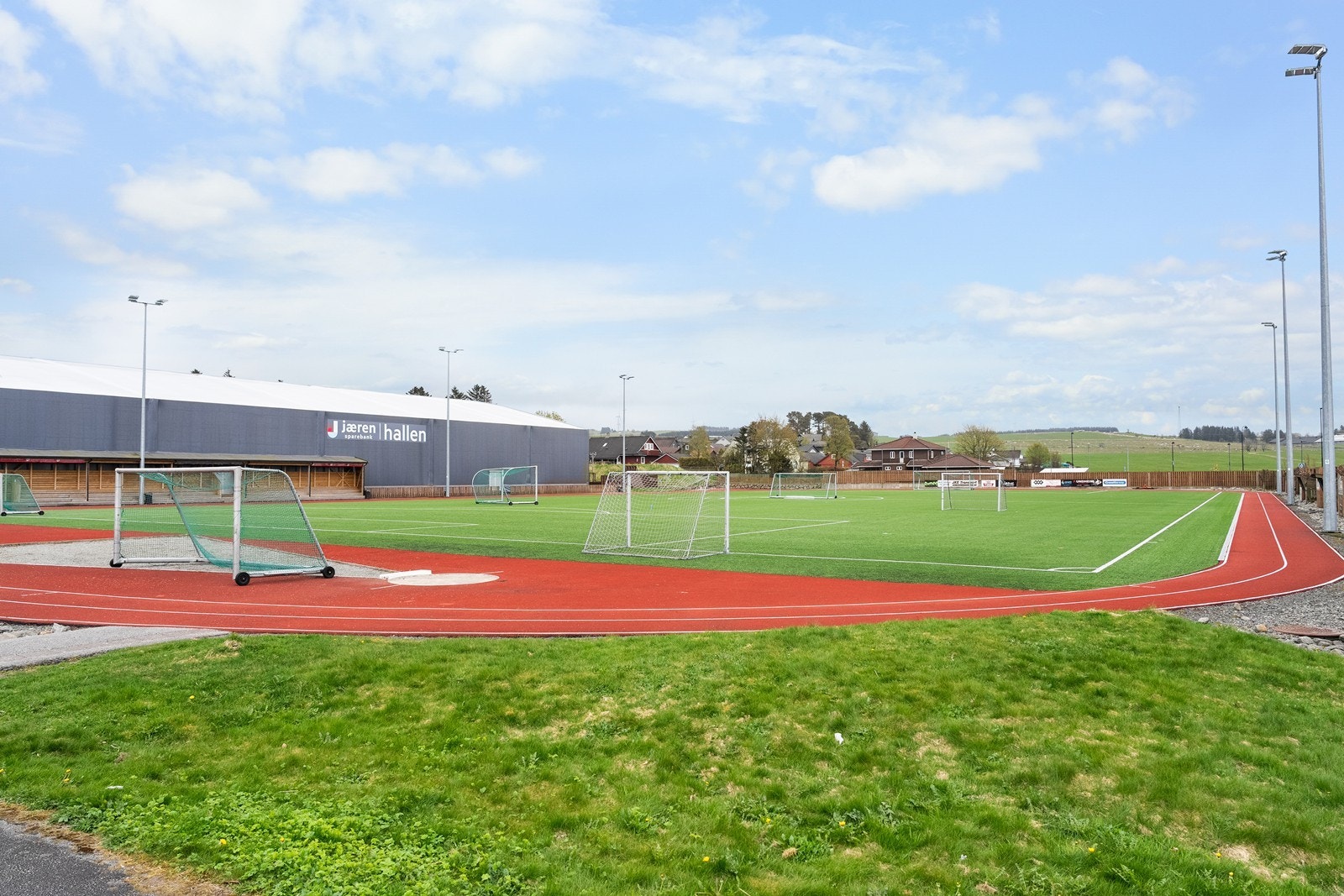 Kort avstand til Undheim's fotballbane. Galleribilde