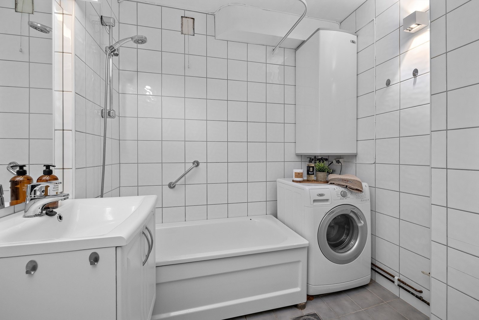 En varmtvannstank på cirka 110 liter er plassert på badet. Galleribilde