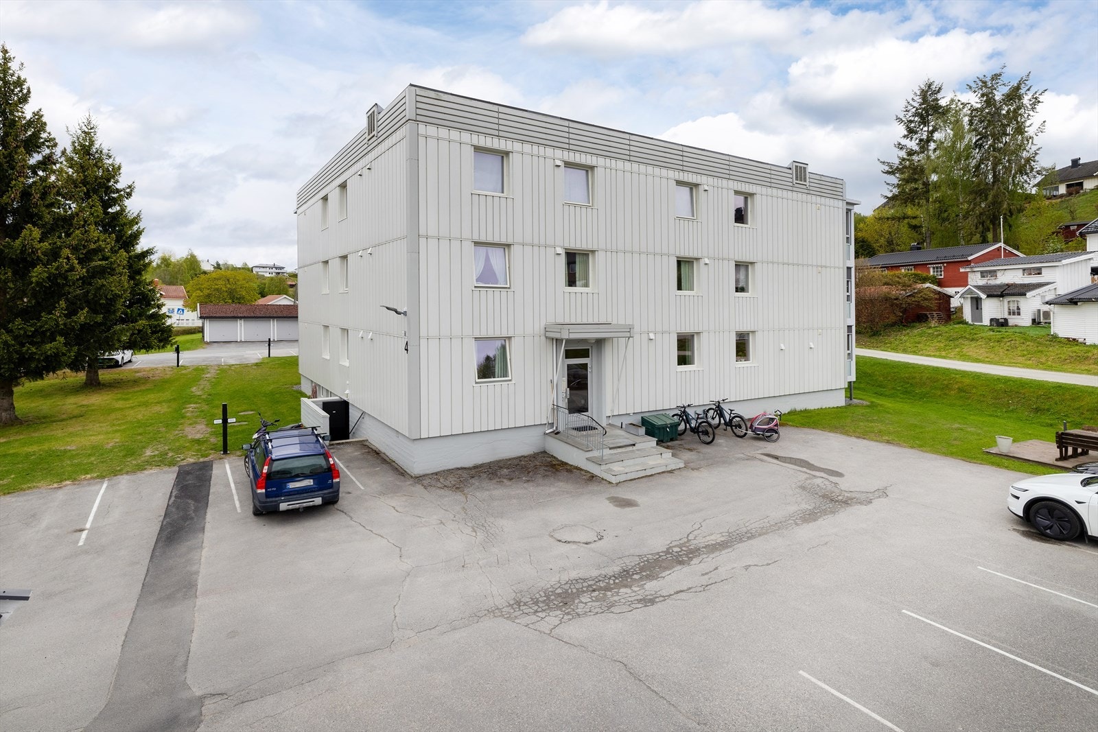 Beliggenheten er rolig og tilbaketrukket, med gangavstand til både Ullerål skole, Hov ungdomsskole og flere barnehager. Galleribilde