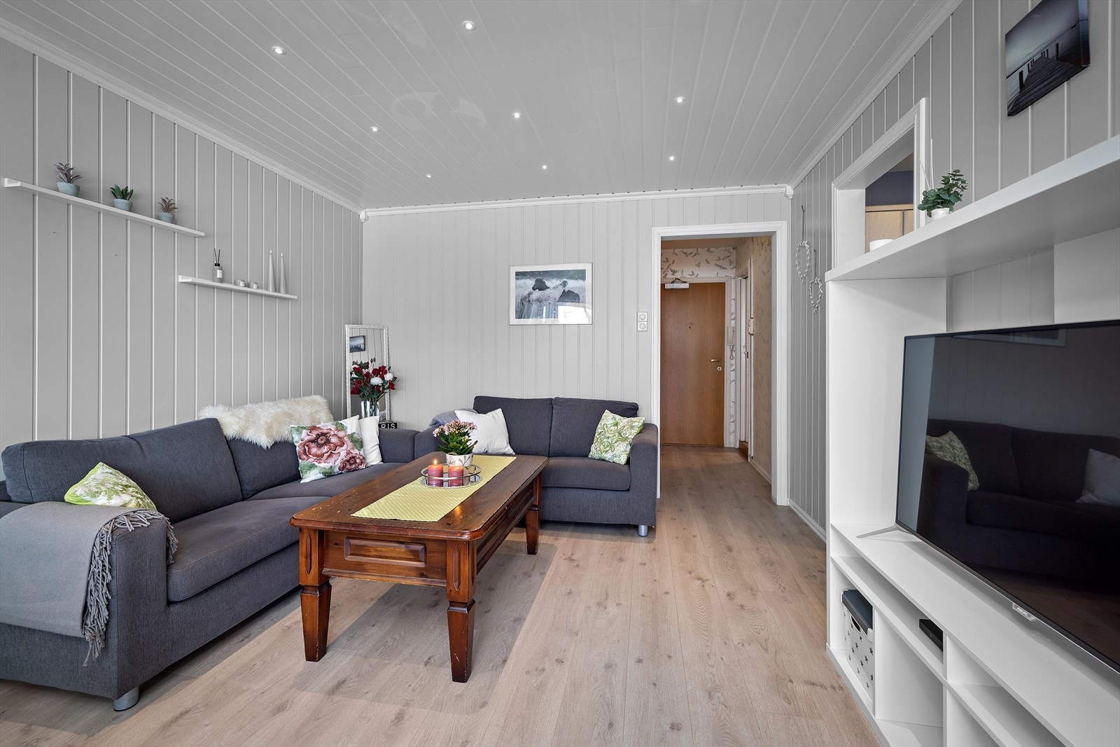 Romslig stue med god plass til sofagruppe og mediamøblement. Galleribilde