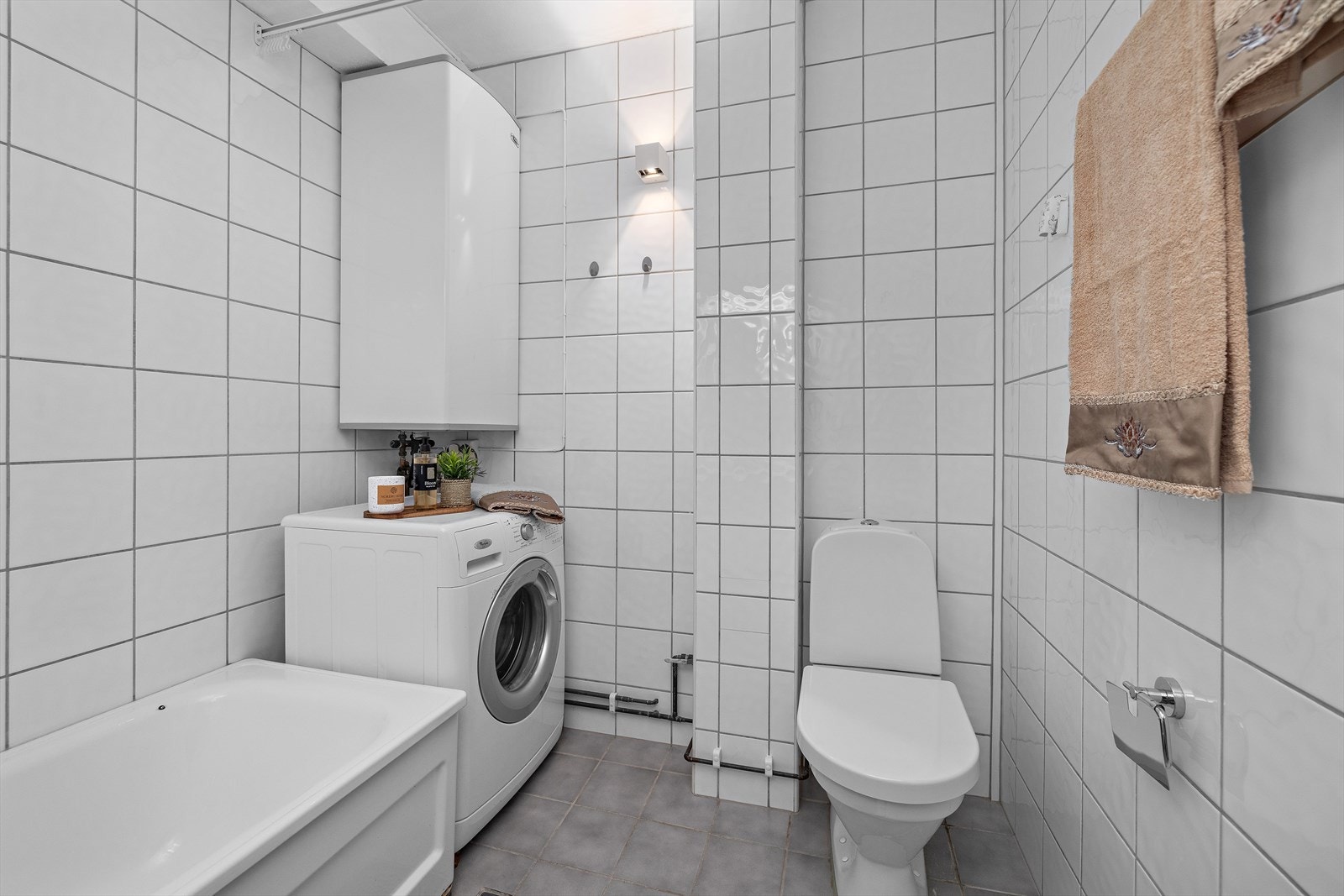 Badet har elektriske varmekabler i gulvet og opplegg for vaskemaskin. Galleribilde