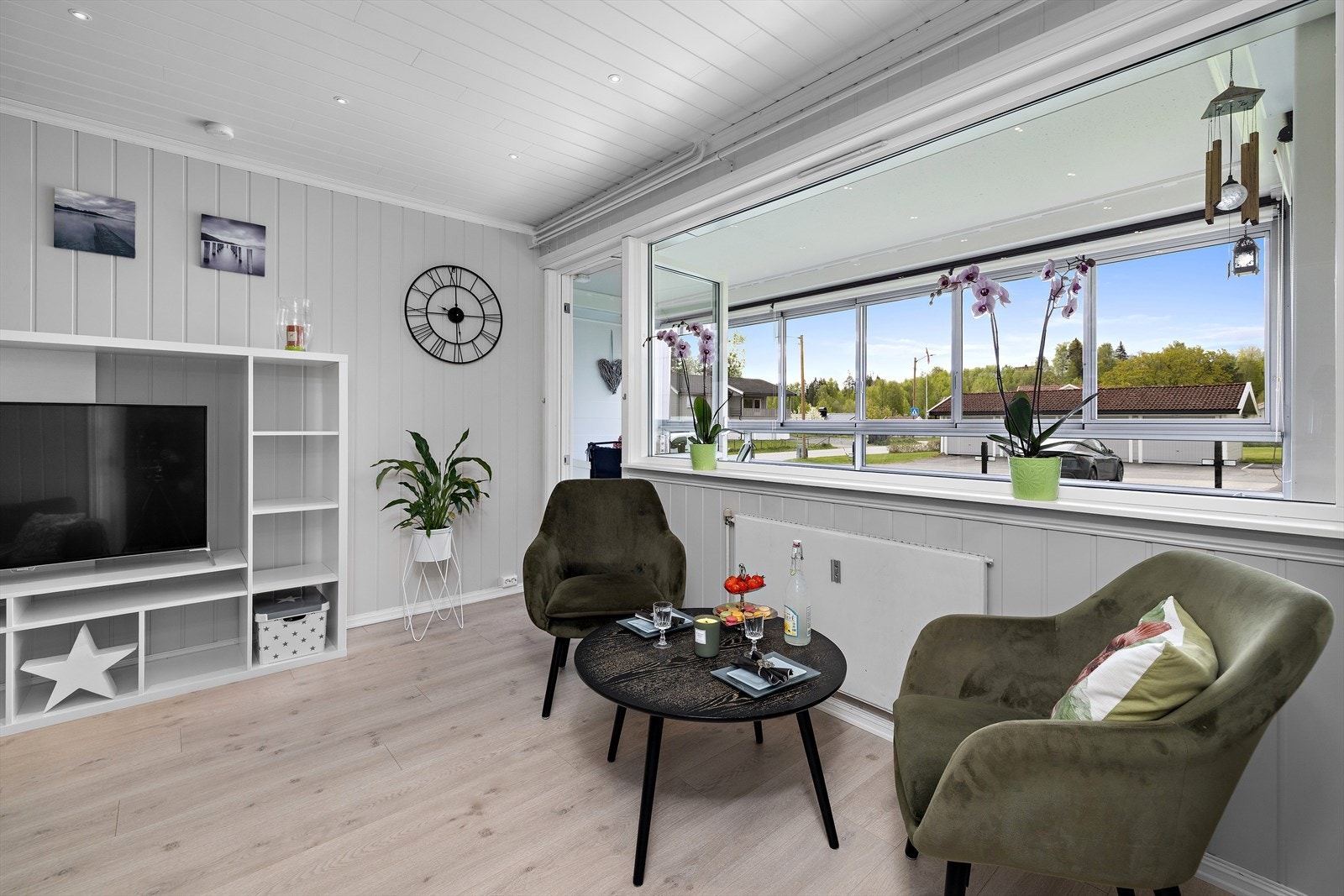 Fra stuen er det direkte utgang til den store balkongen via terrassedør fra 2017. Galleribilde