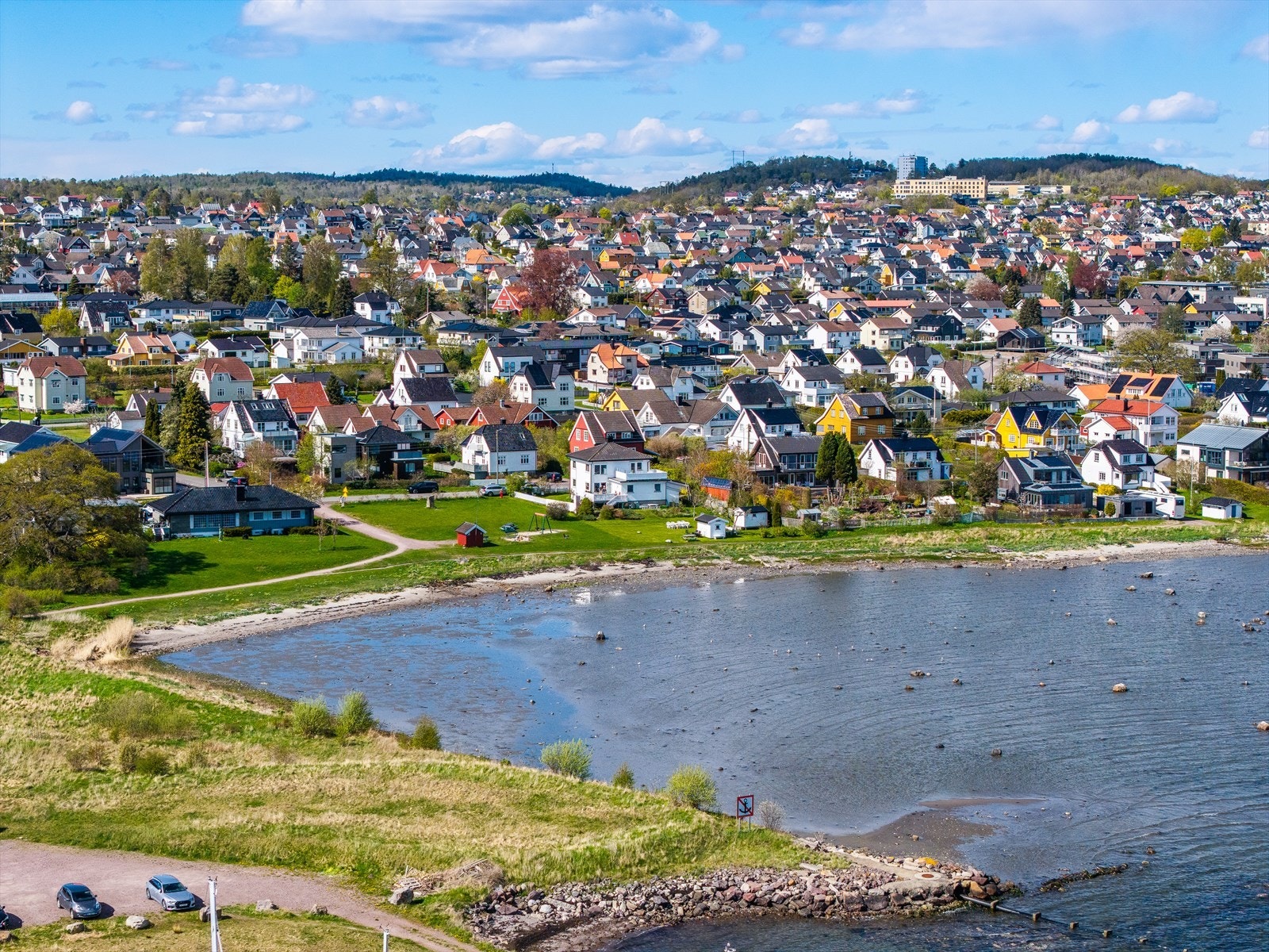 Steinsnes/Rørestrand er et veletablert område med villabebyggelse og nærhet til sjøen. Galleribilde