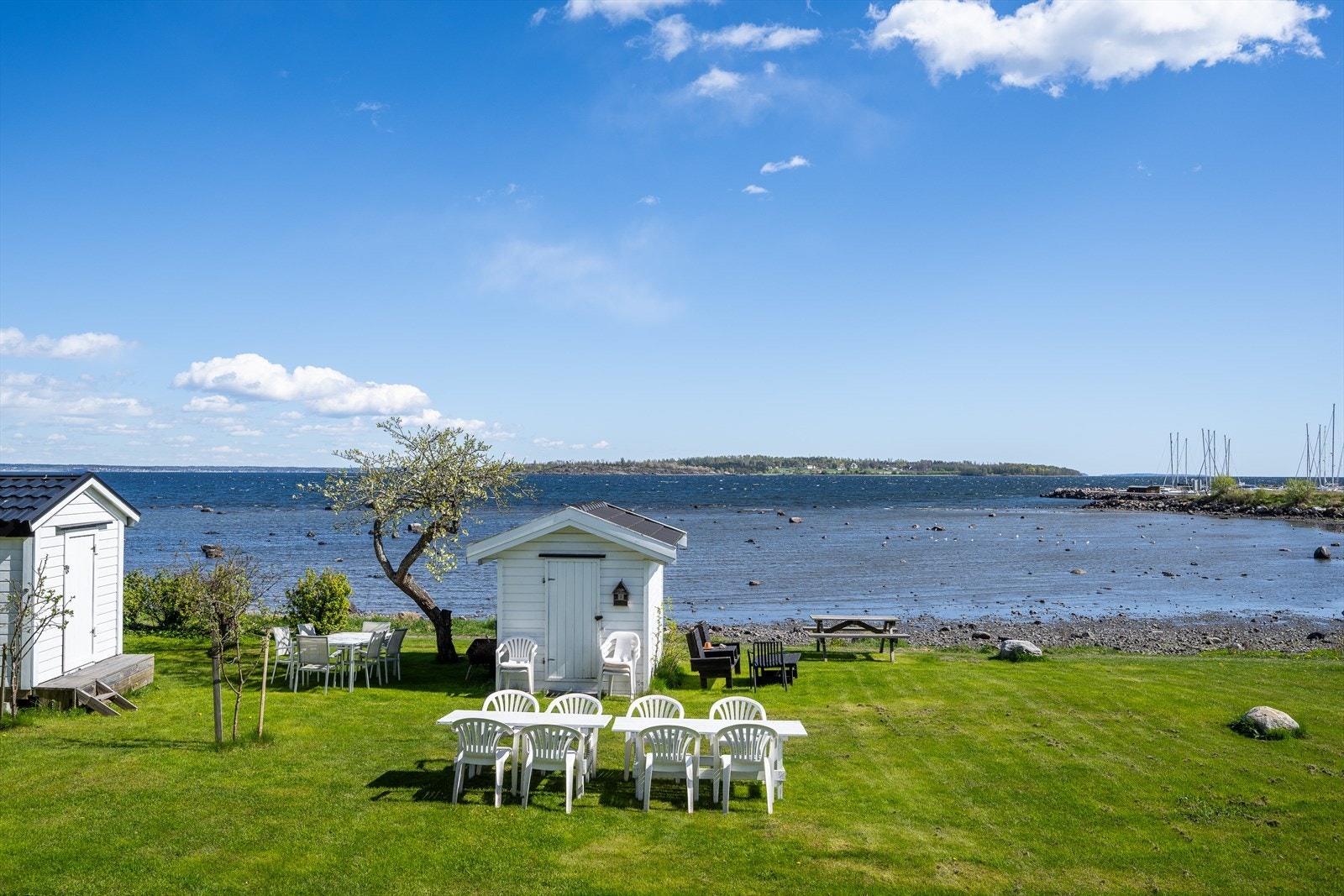 Tomten er opparbeidet med plenarealer og ligger idyllisk til ved vannkanten. Galleribilde