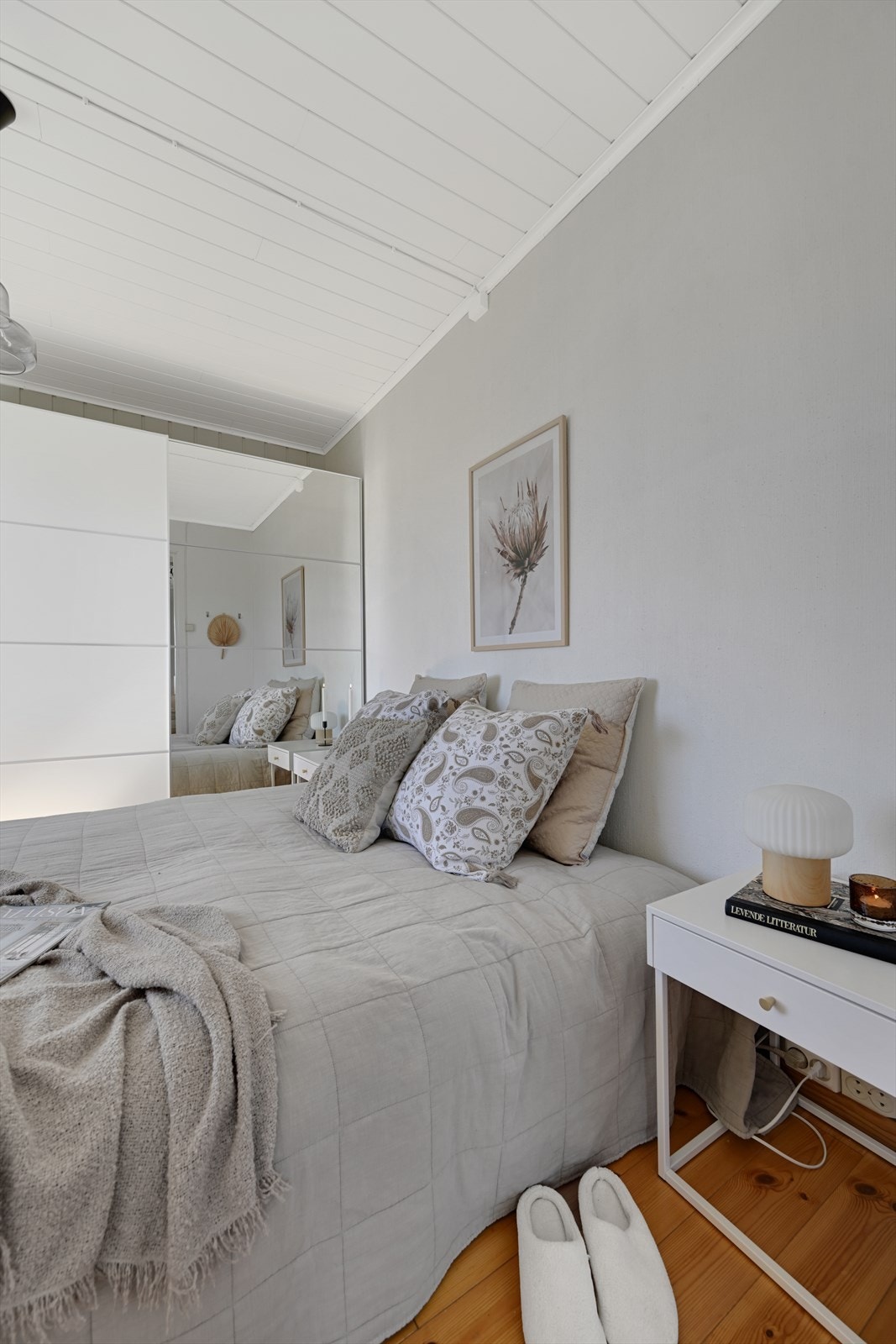 Soverommet har originalt furugulv, vegger med malt panel og tapet, og malt panel i taket. Galleribilde