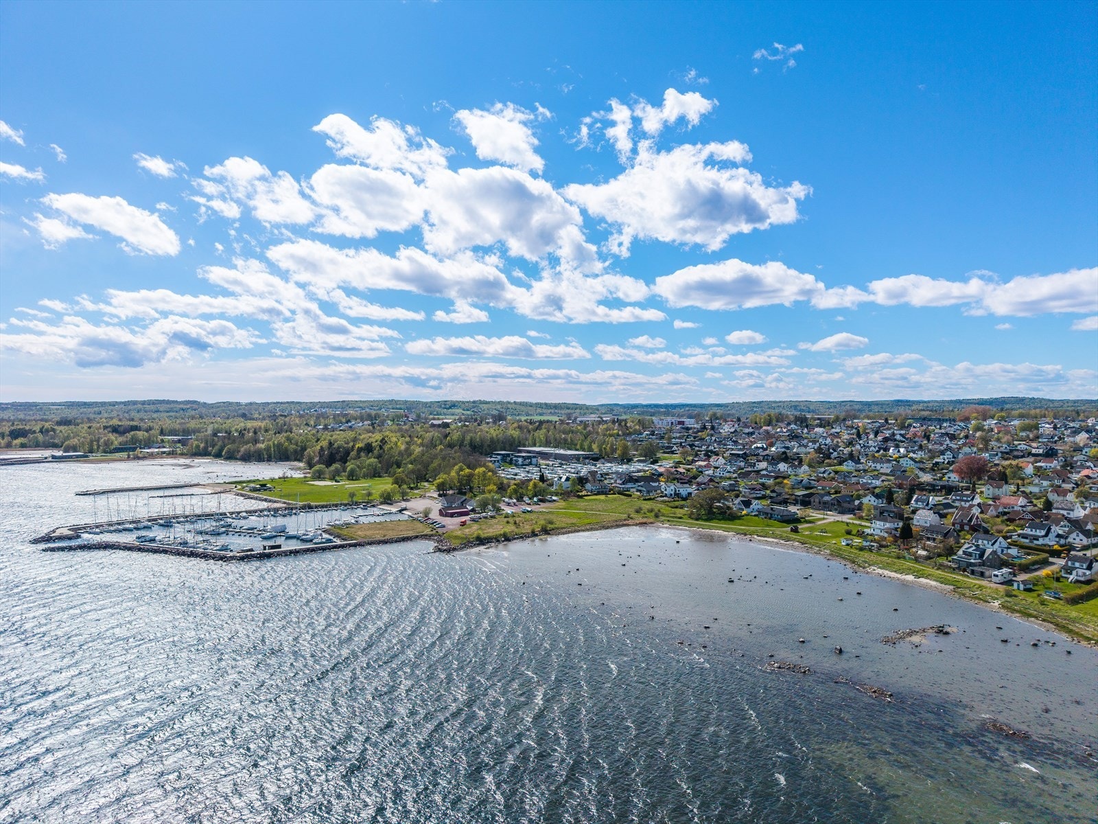 Oversikt over nærområdet med Rørestrand småbåthavn, Seilerhuset og den populære Rørestrand i bakkant. Galleribilde