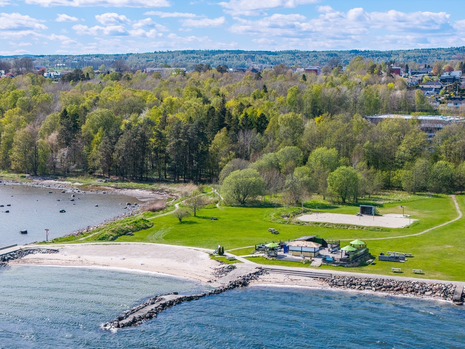 Gangavstand til populære Rørestrand badestrand med Beach bar og sandvolleyballbane. Galleribilde