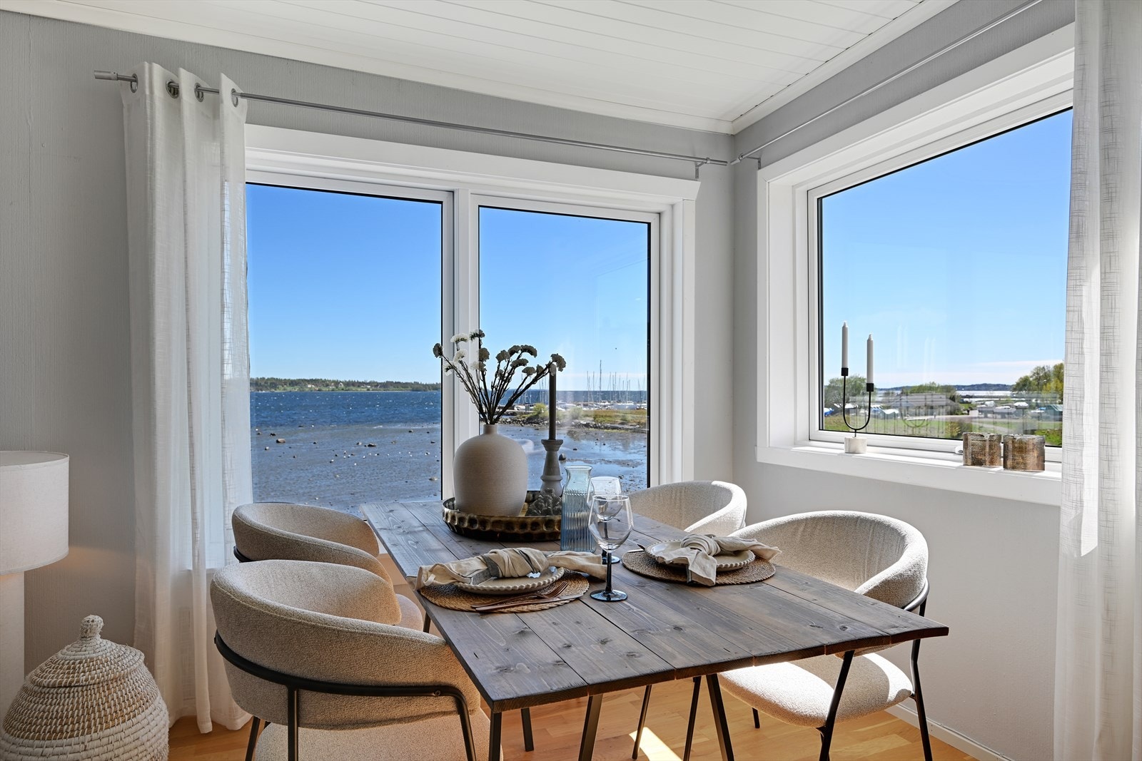 Her lever du med sjøen som nærmeste nabo. Boligen ligger i 2.etasje med flott utsikt mot fjorden fra flere av oppholdsrommene. Galleribilde