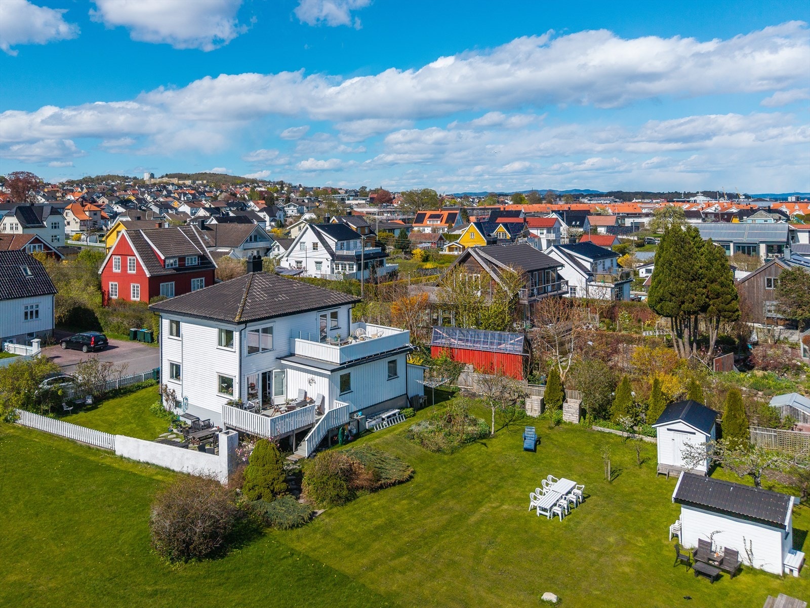 Eiendommen ligger i et etablert og barnevennlig boligområde på Steinsnes/Rørestrand. Galleribilde
