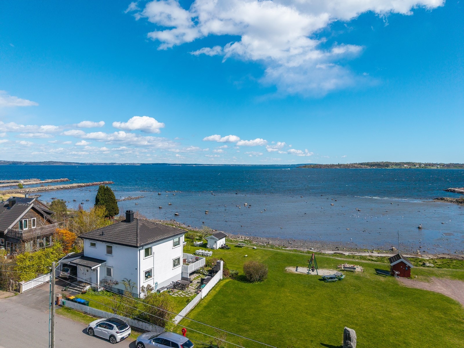 Velkommen til denne sjarmerende leiligheten i tomannsbolig i vannkanten ved Rørestrand! Foto: Fotofinish v/Kristian Bollæren Galleribilde