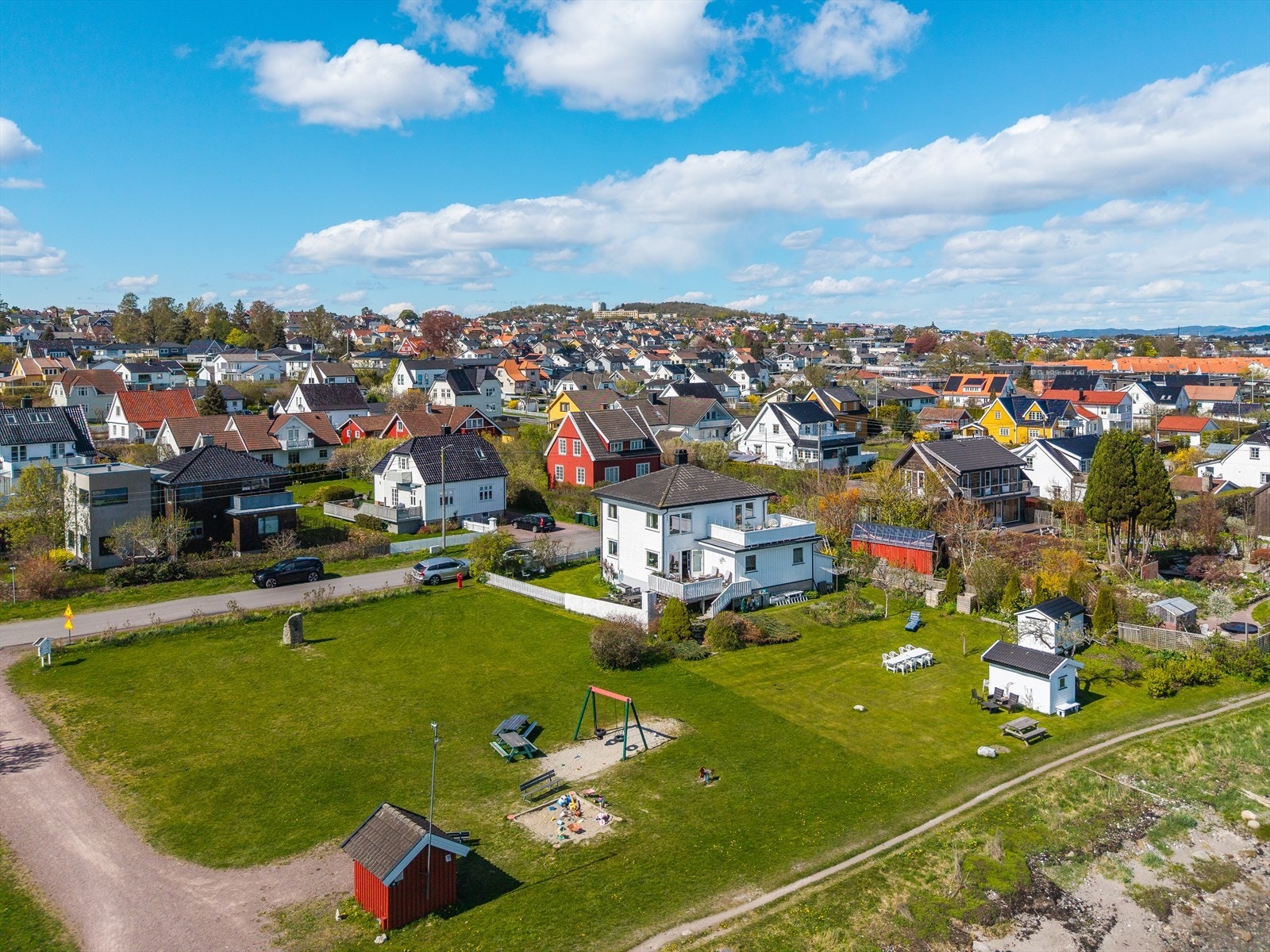 Nærmeste nabo til eiendommen er avsatt til friområde og er bla. opparbeidet med lekeplass. Arealet mellom tomtegrensen mot sjøen og sjøen er også avsatt til friareal. Galleribilde