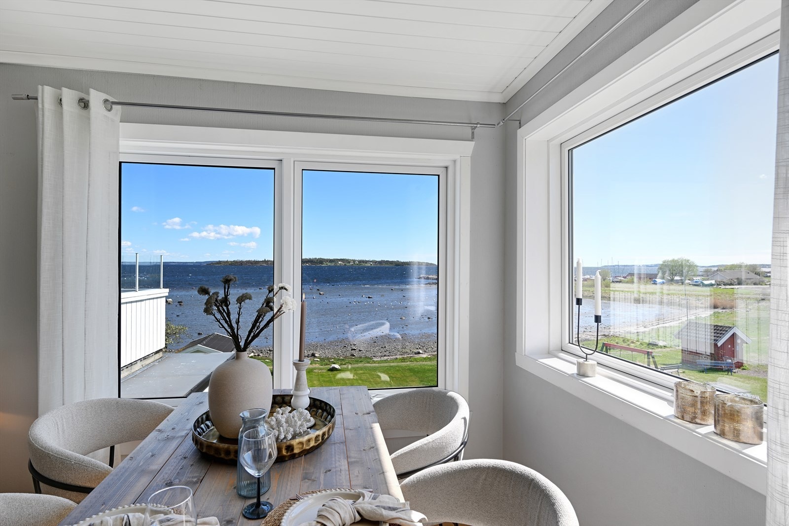 Store vindusflater i stuen gir godt med naturlig dagslys. Galleribilde