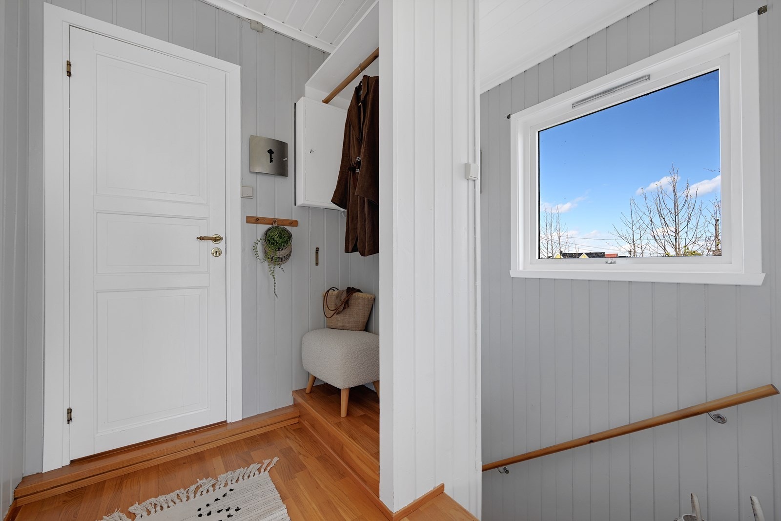 Gang med plass til oppbevaring av yttertøy og sko. Galleribilde