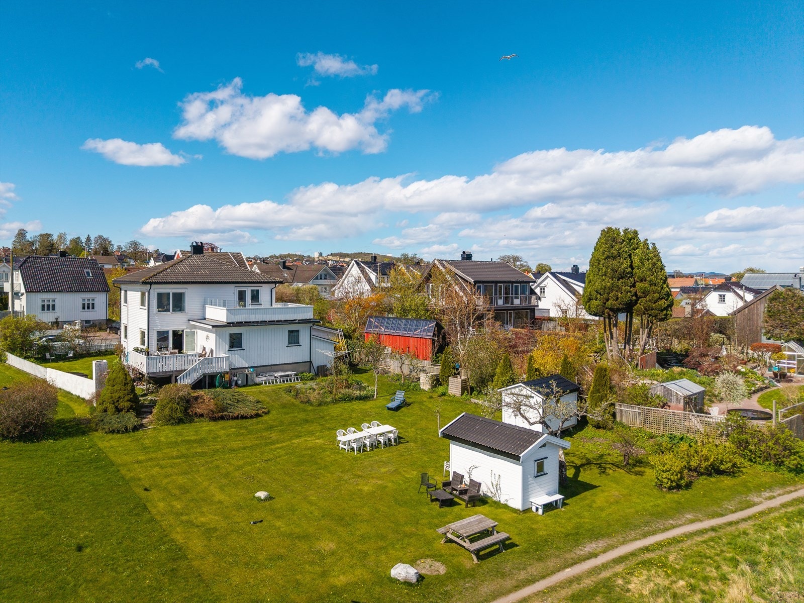Fra eiendommen er det umiddelbar nærhet til flotte tur- og rekreasjonsmuligheter på Kyststien langs sjøen. Galleribilde