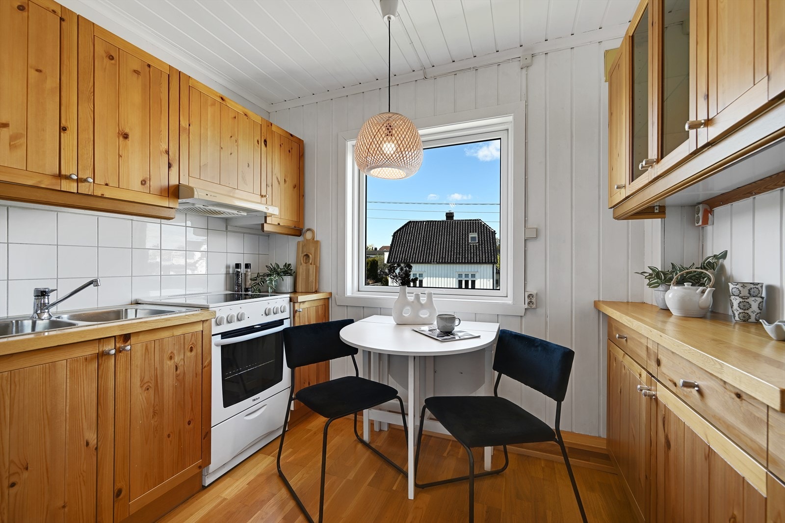 Kjøkken med innredning i tre med profilerte fronter og benkeplate i heltre. Plass til kjøkkenbord. Galleribilde