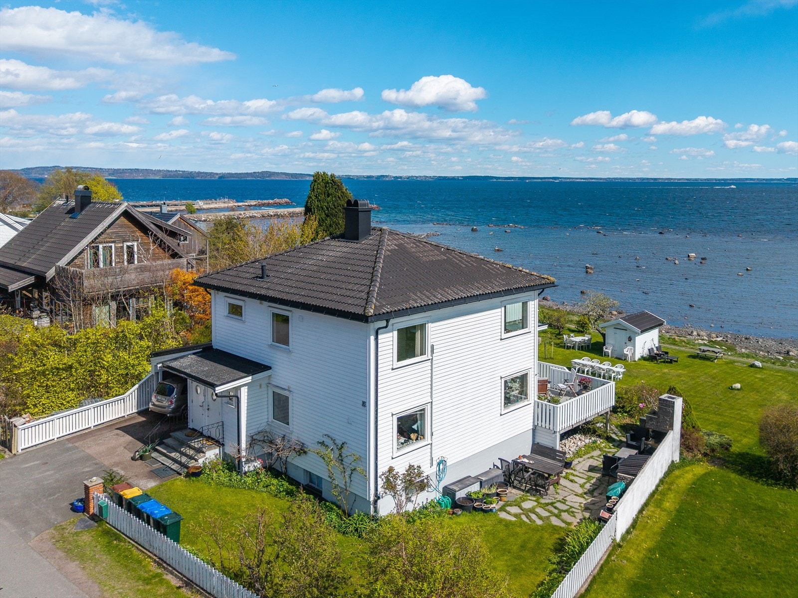 Boligen ligger i første rekke mot sjøen, med en stor takterrasse som vender ut mot fjorden. Galleribilde