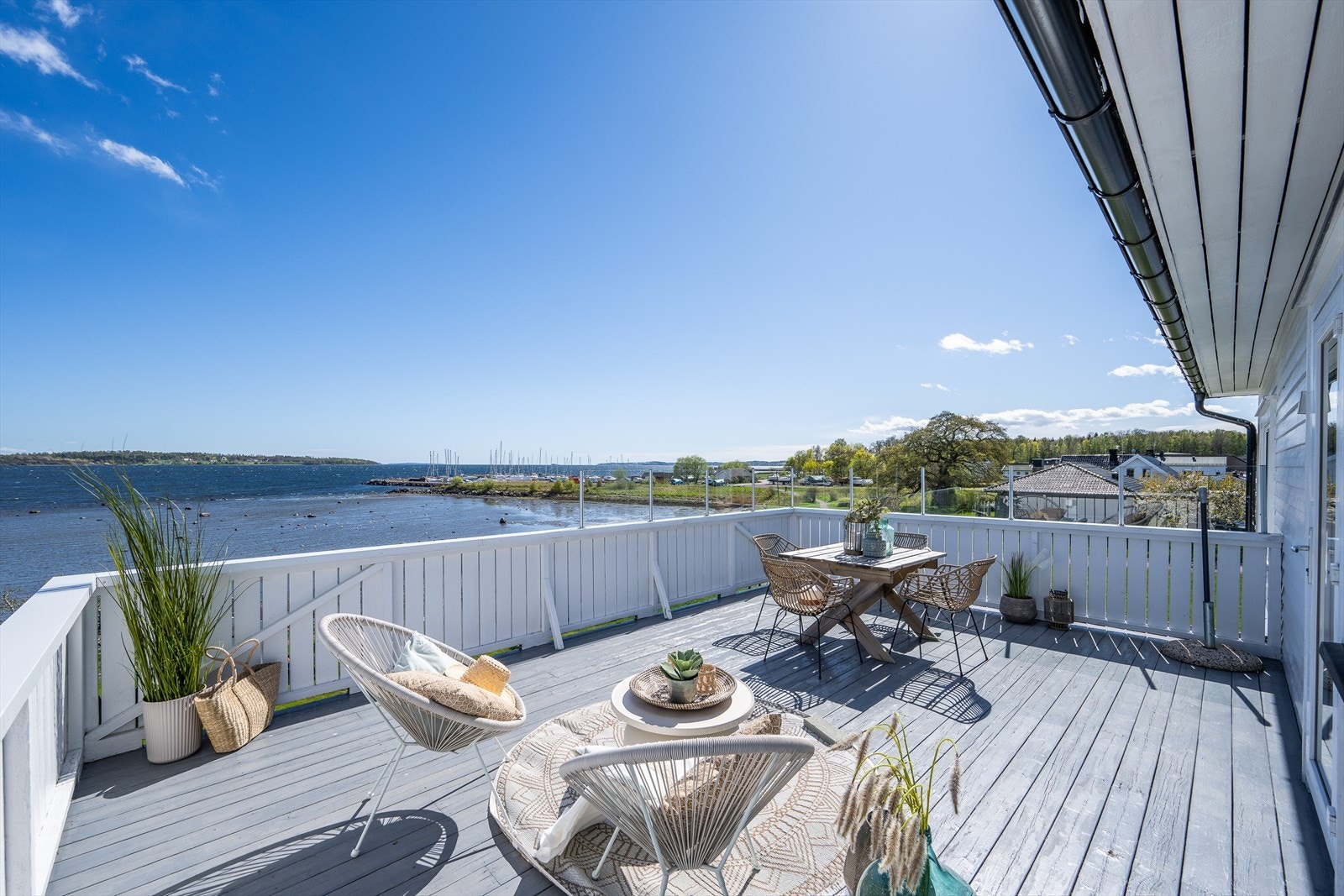 Stor og usjenert takterrasse med uhindret utsikt over fjorden og nærområdet. Galleribilde