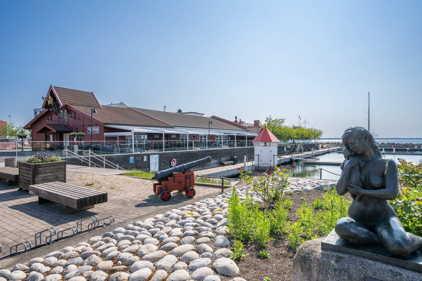 Kort kjørevei til Horten gjestehavn med flere restauranter og gangavstand til Horten sentrum med alle sentrumsfasiliteter. Galleribilde