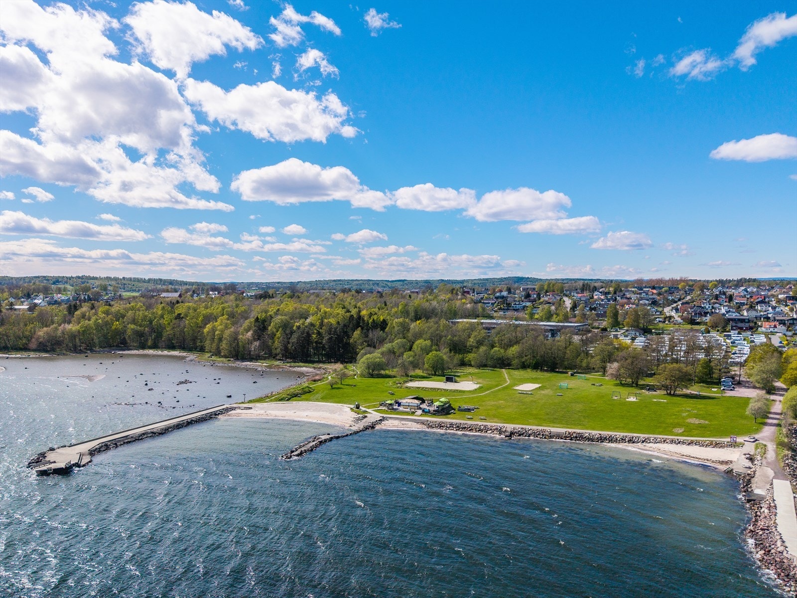 Rørestrand byr på flott sandstrand, lekeplass og store grøntområder for rekreasjon. Galleribilde