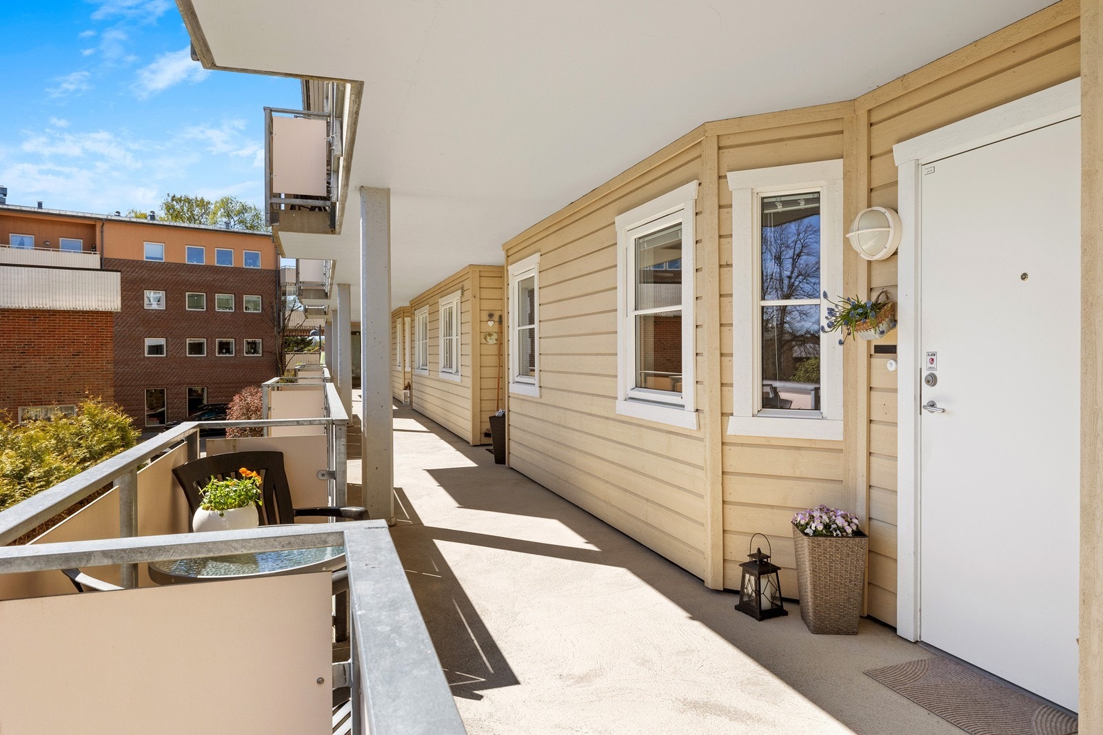 Inngang fra overbygget svalgang. Galleribilde