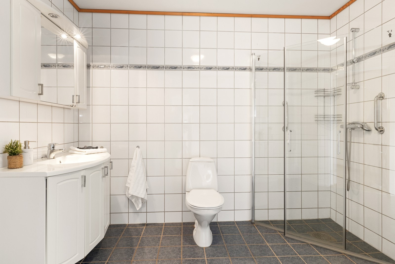 Badet har innredning med nedfelt servant, toalett,
dusjvegger/hjørne og opplegg for vaskemaskin. Galleribilde