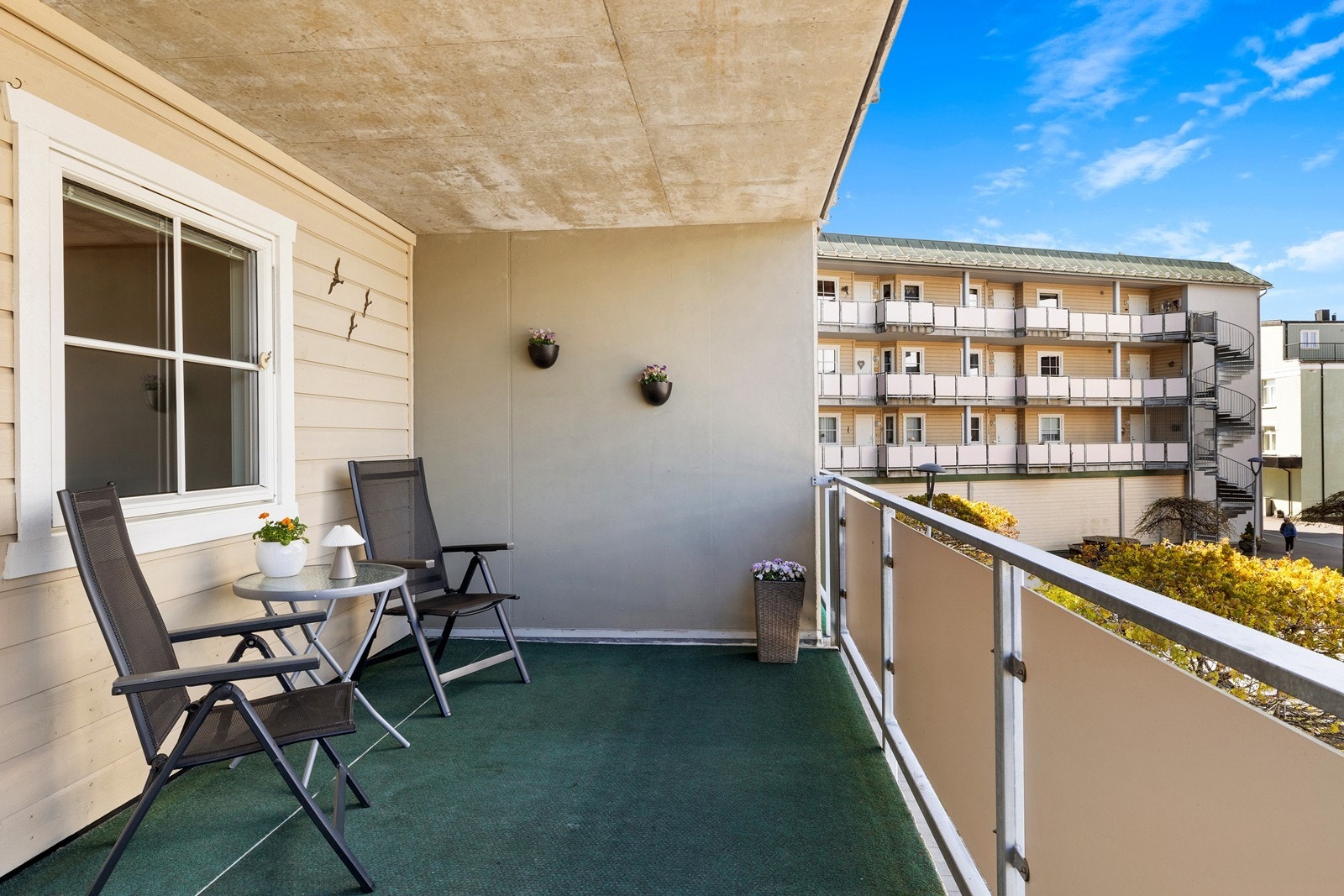 Overbygget vestvendt terrasse med muligheter for liten sittegruppe. Her har man ettermiddags- og kveldsol. Galleribilde