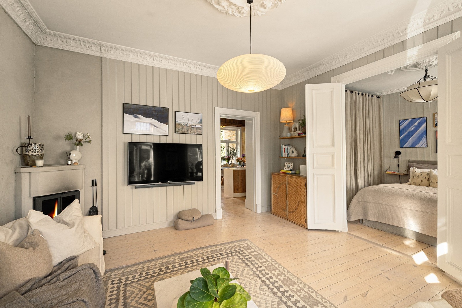 Stuen har en delvis åpen løsning mot kjøkkenet, som skaper en luftig og sosial atmosfære. Galleribilde