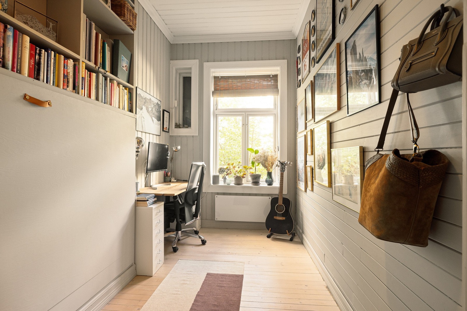 Soverom 2 benyttes i dag som kontor med innebygd gjesteseng, men er fleksibelt og kan enkelt tilpasses ulike behov. Galleribilde