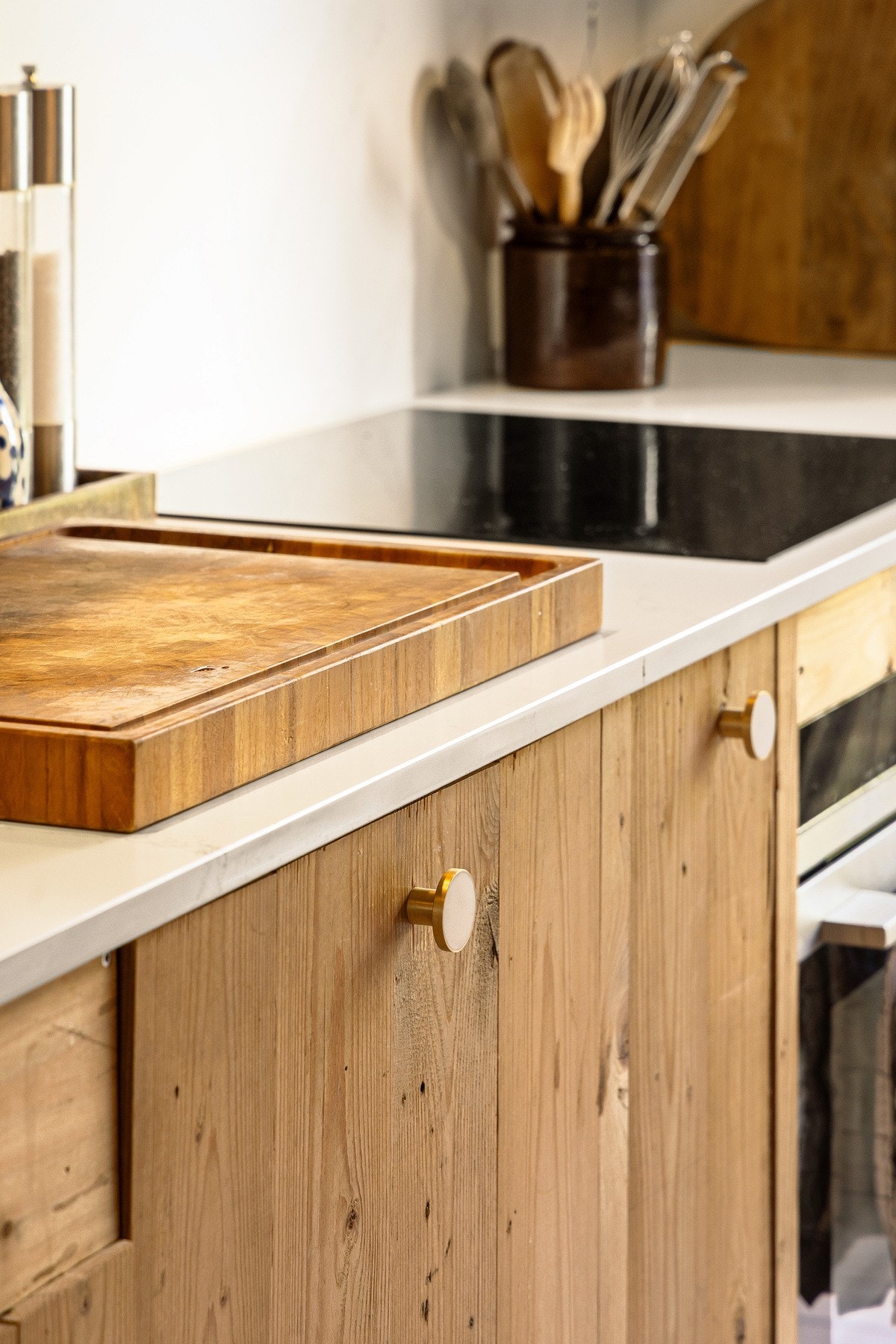 Innredningen ble oppgradert i 2020/2021 med håndlagde fronter i treverk og benkeplate i eksklusiv Calacatta Gold-kvarts fra Easystone. Galleribilde