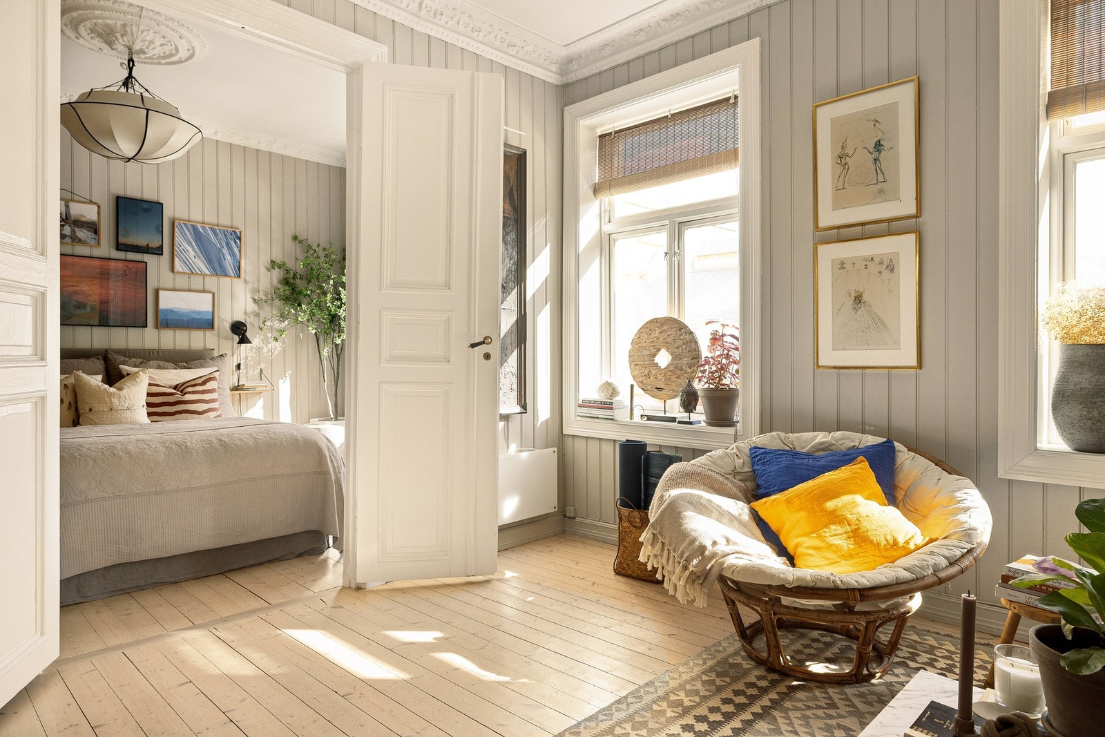 Doble fløydører leder inn til soverommet på elegant vis. Galleribilde