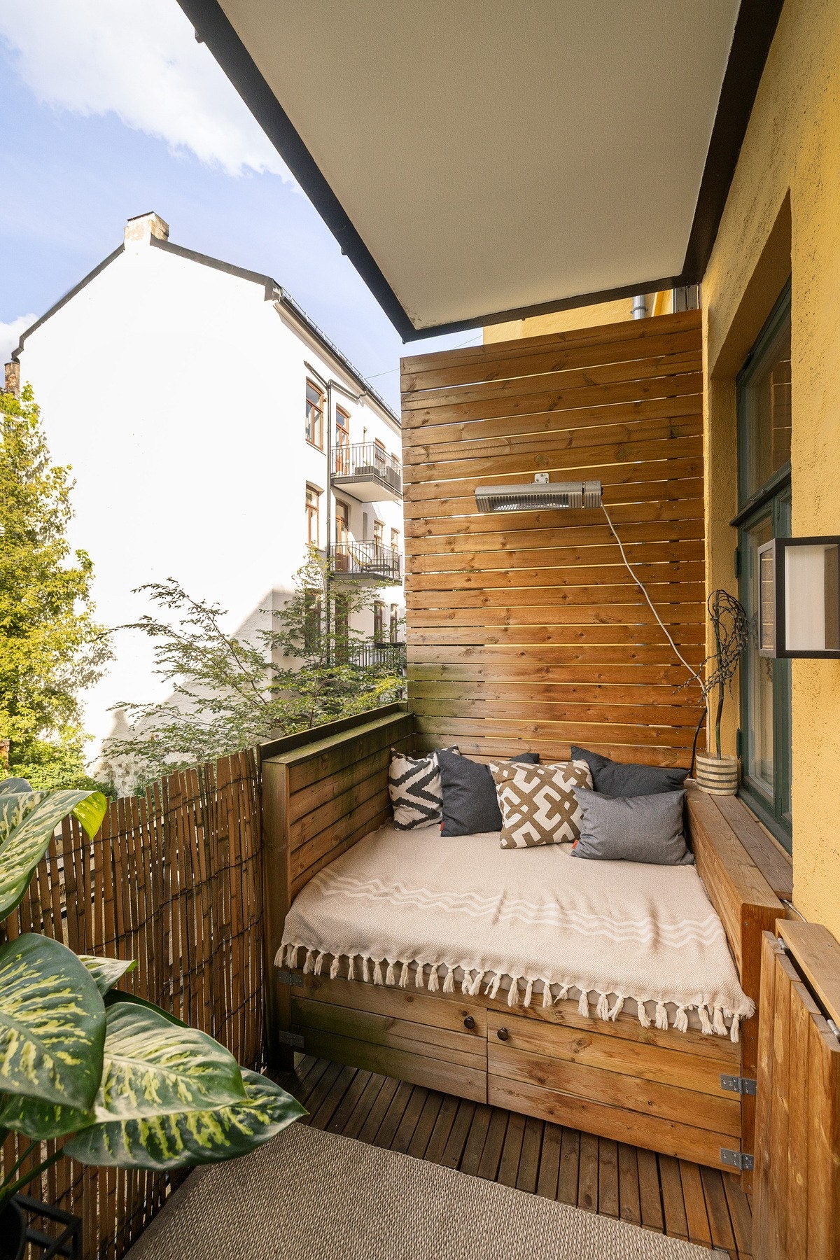 Boligen disponerer en nordvendt balkong på ca. 5m² som vender mot et idyllisk og pent opparbeidet gårdsrom. Galleribilde