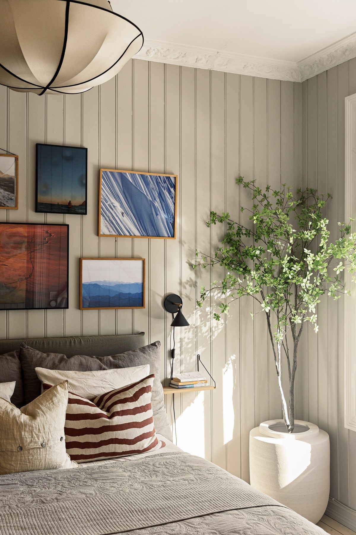 Et stort vindu slipper inn godt med dagslys, og rommet har plass til dobbeltseng med nattbord. Galleribilde
