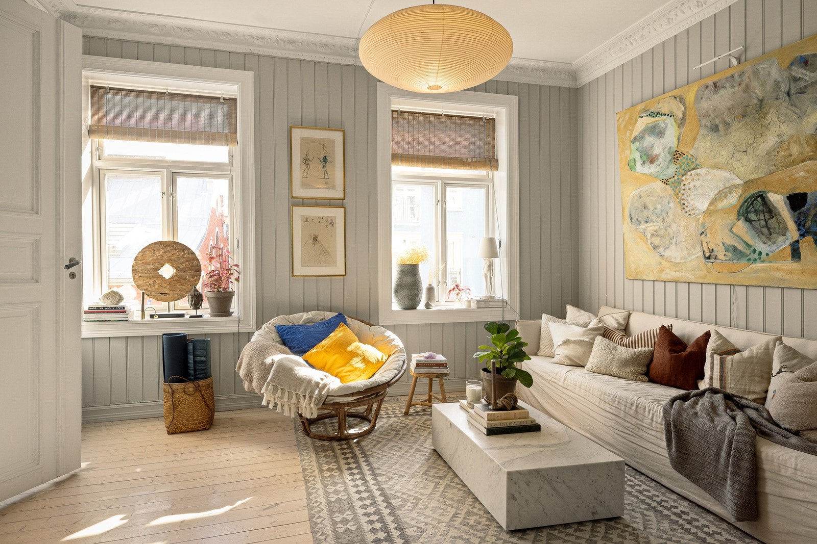 Her finner man originale tregulv, store vindusflater med dype karmer som slipper inn rikelig med naturlig lys, samt god takhøyde med både stukkatur og rosett. Galleribilde