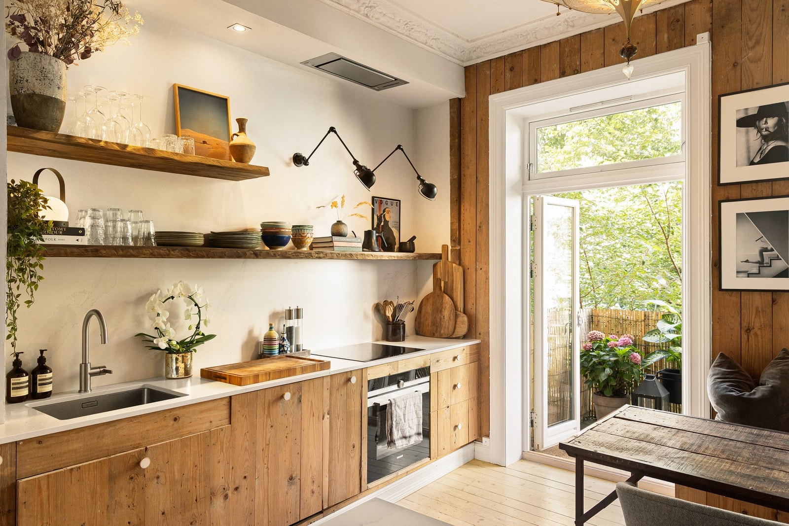 Kjøkkenet er utstyrt med integrerte hvitevarer, herunder komfyr fra Siemens, induksjonstopp, oppvaskmaskin fra IKEA og en avtrekksvifte med kullfilter integrert i taket på en elegant måte. Galleribilde