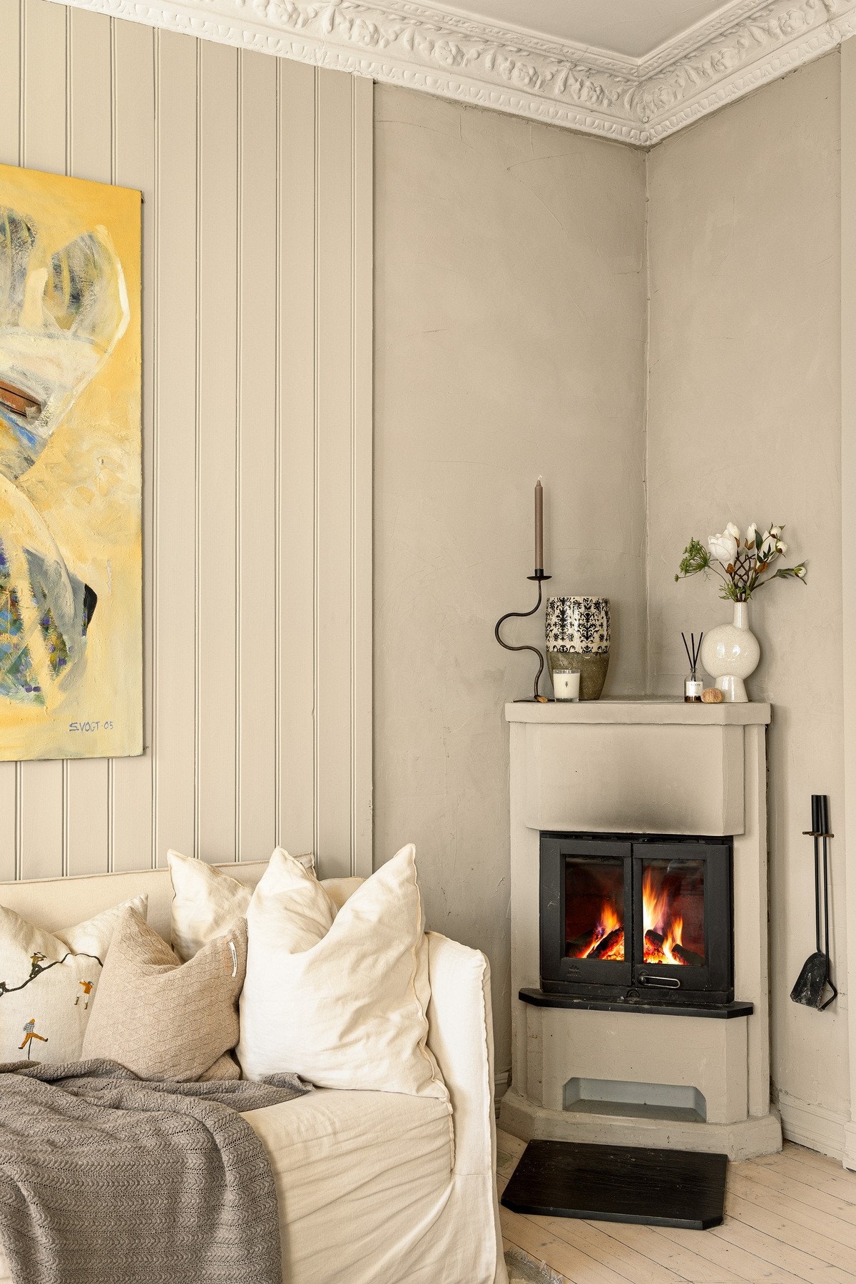 I hjørnet er det satt inn en stilren peisinnsats fra Jøtul som gir både hygge og varme på kjølige dager. Galleribilde