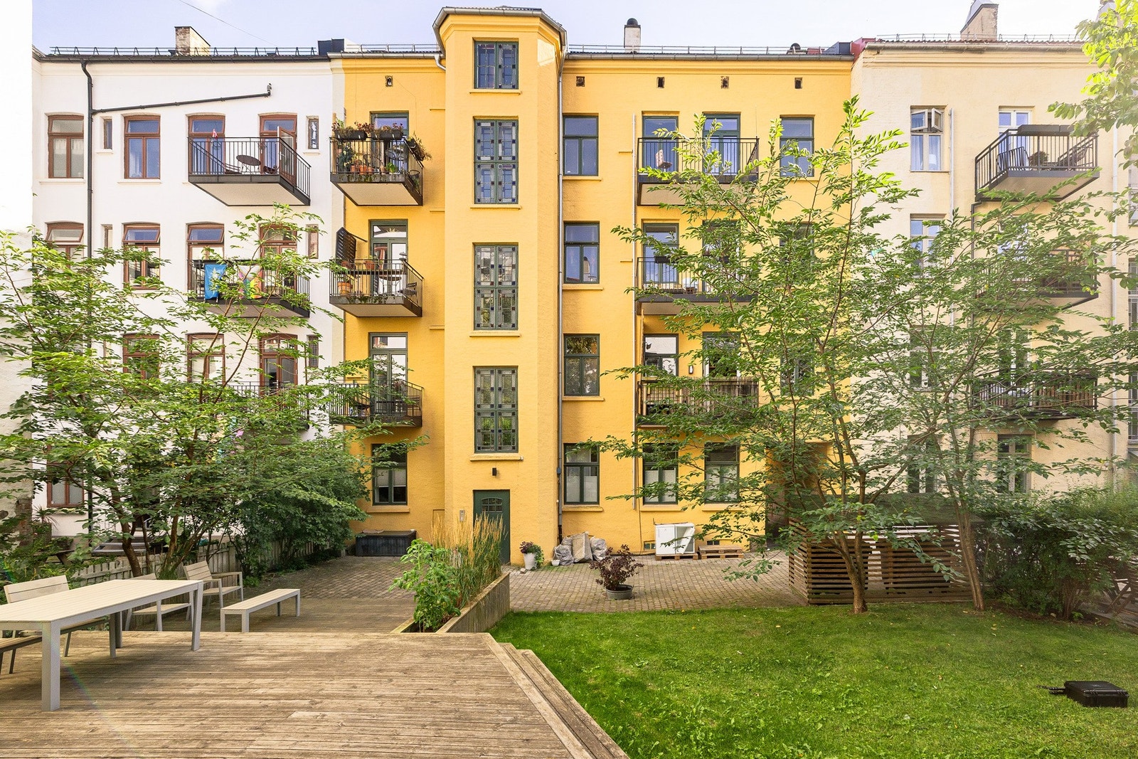 Beliggenheten er særdeles attraktiv - stille og skjermet på beste Grünerløkka, like ved Birkelunden. Galleribilde
