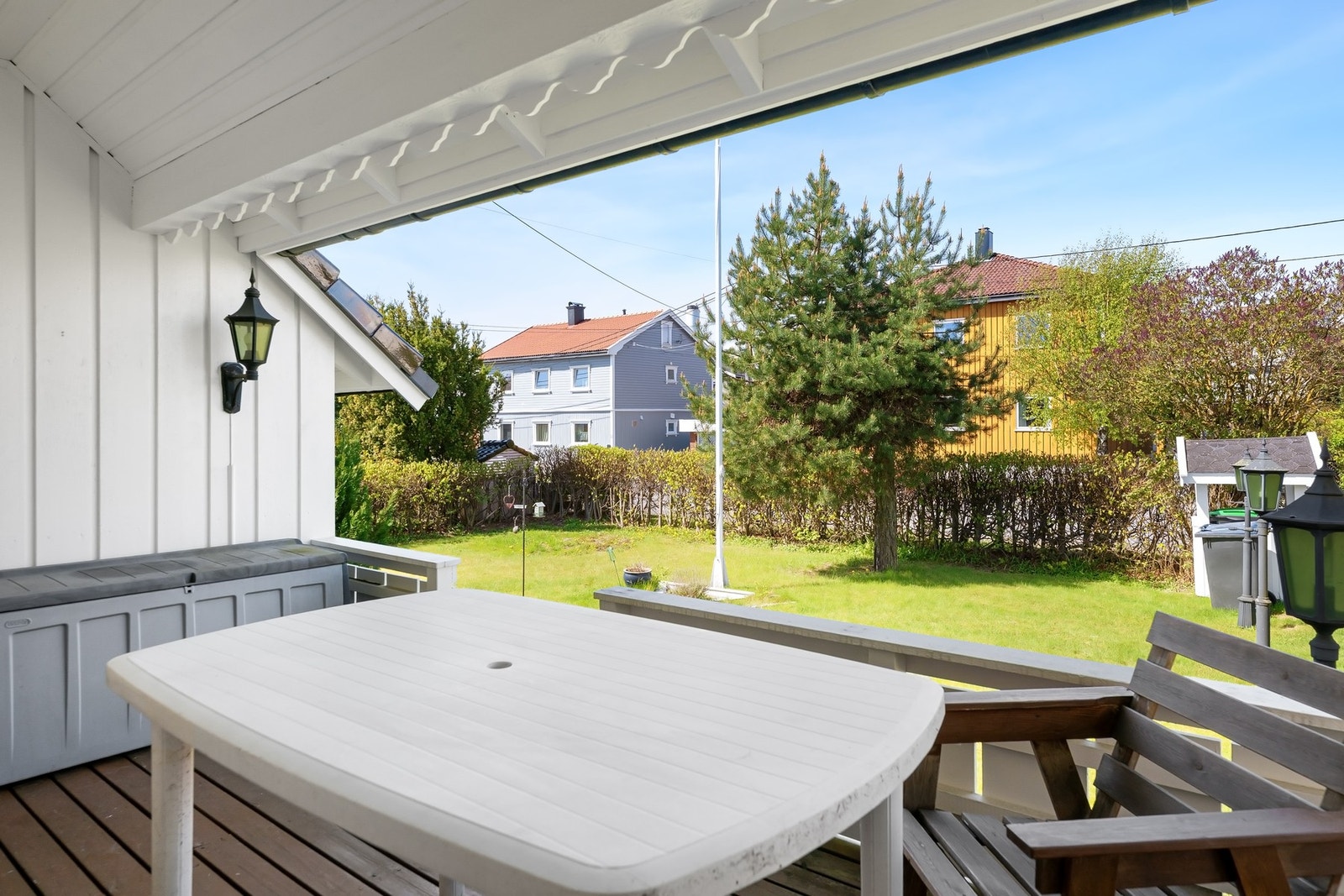 Overbygd terrasse med tilkomst fra stuen - vendt vest Galleribilde
