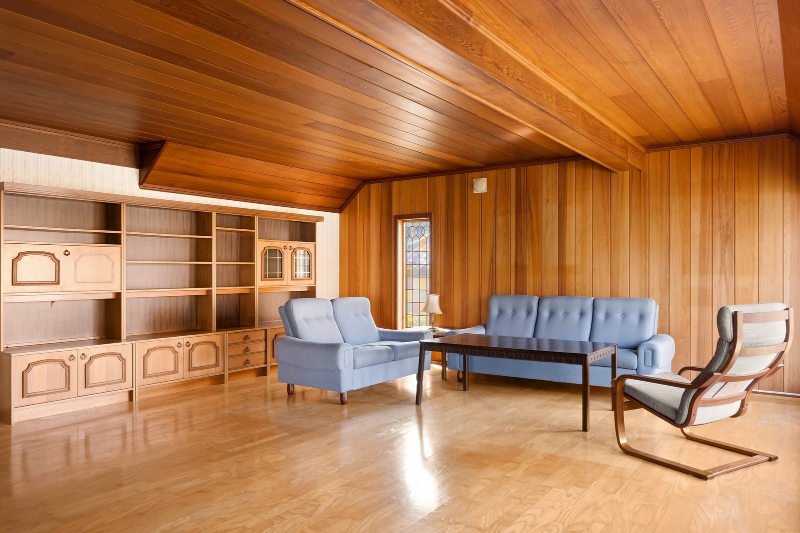 Det er god plass ti sofa, spisebord og annet møblement Galleribilde