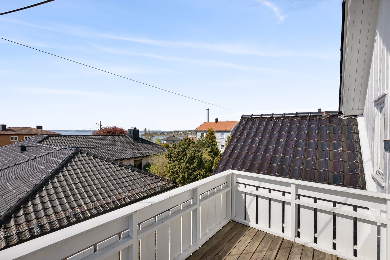 Rask tilgang på frisk luft eller nyte solen med en kopp kaffe i hånden Galleribilde