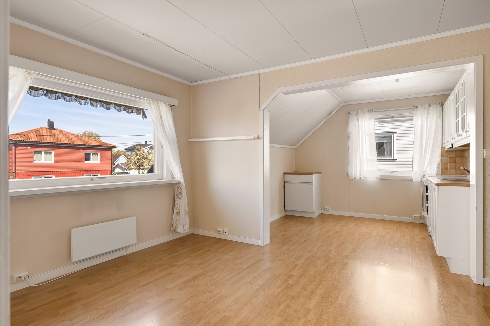 Lys og hyggelig stue med plass til sofa og spiseplass Galleribilde