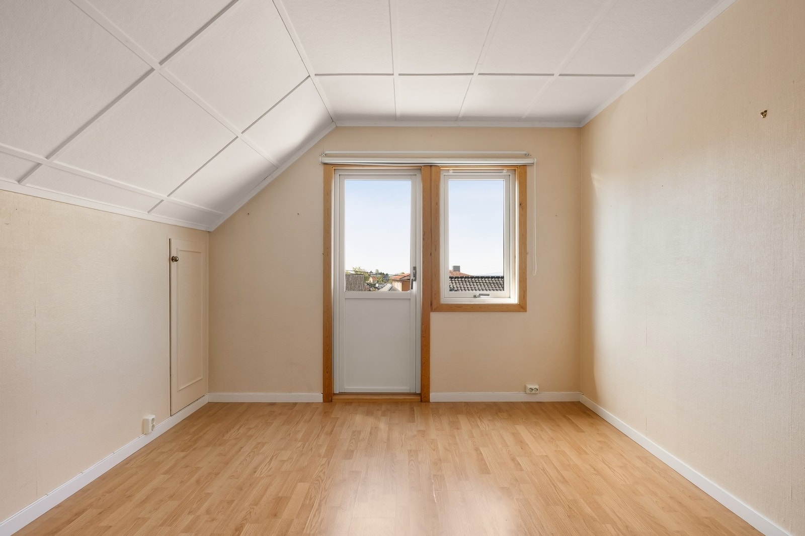 Lyst rom med plassbygde skap, kott og plass til seng og garderobe Galleribilde