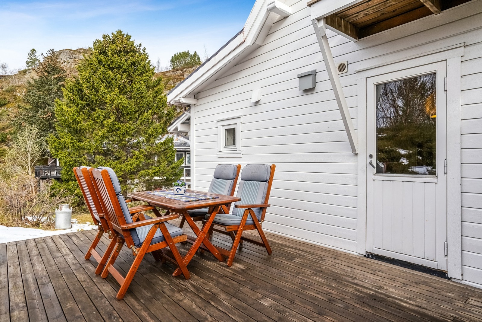 Uteområdet består hovedsakelig av naturtomt, gruslagt parkering og terrasse. Galleribilde